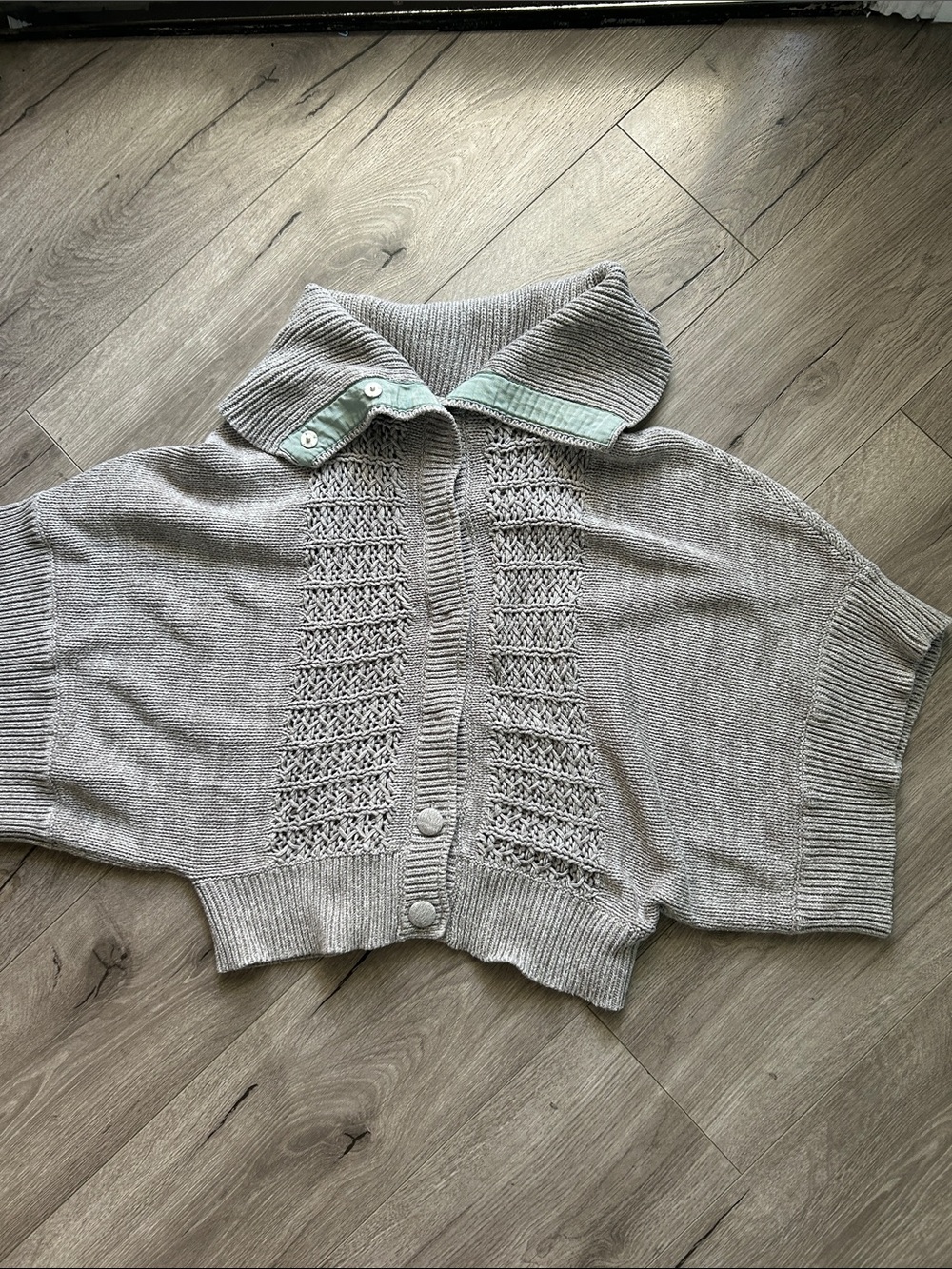 🩶EUC BCBGirls Light Gray Short-Sleeve Knit Cardigan with Fold-Over Collar